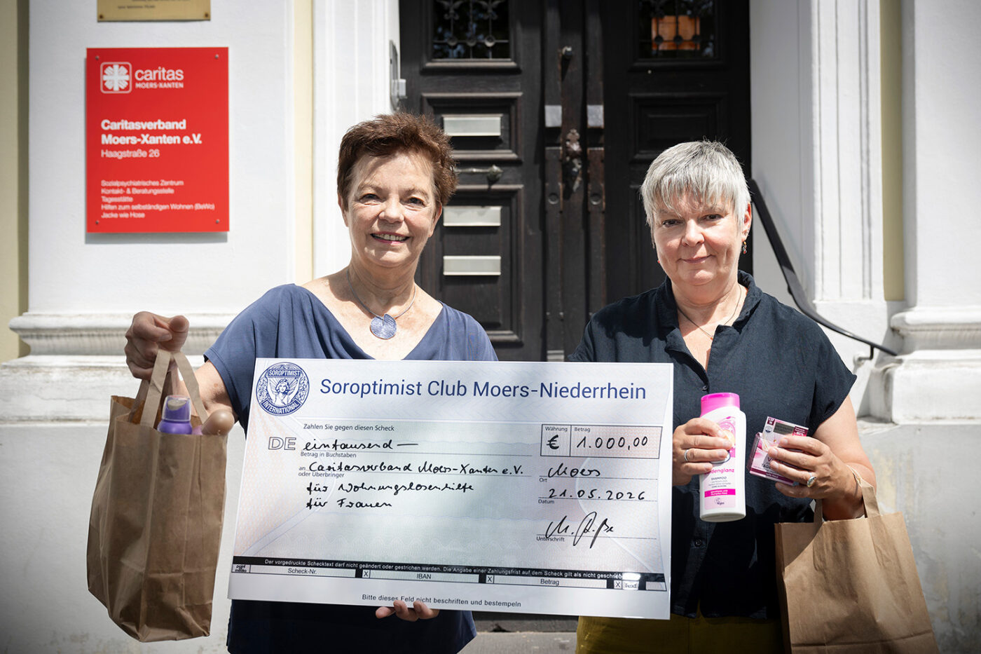 Margot Riße (links) vom SI-Club Moers-Niederrhein überreicht Susanne Rauch (rechts) eine Spende für wohnungslose Frauen. Foto: Bettina Engel-Albustin