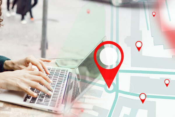 Zusammengesetzte Grafik aus Laptop und Routenplanung