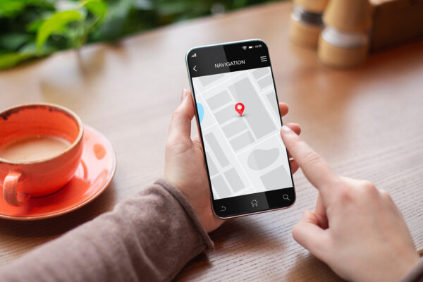 Smartphone mit Routenplanung auf dem Display