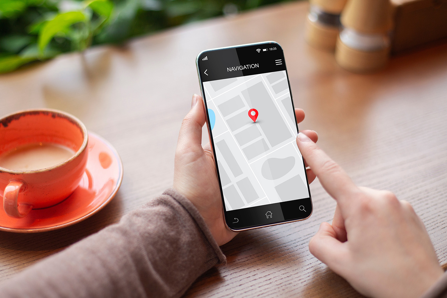 Smartphone mit Routenplanung auf dem Display