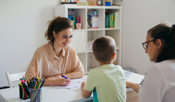 Psychologin im Gespräch mit Sohn und Mutter
