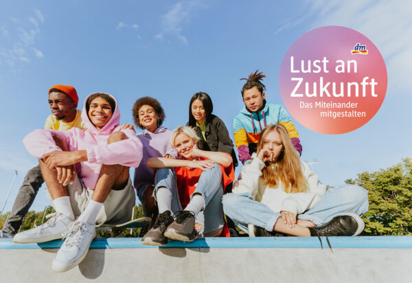 Gruppe sitzender Jugendlicher und junge Erwachsener