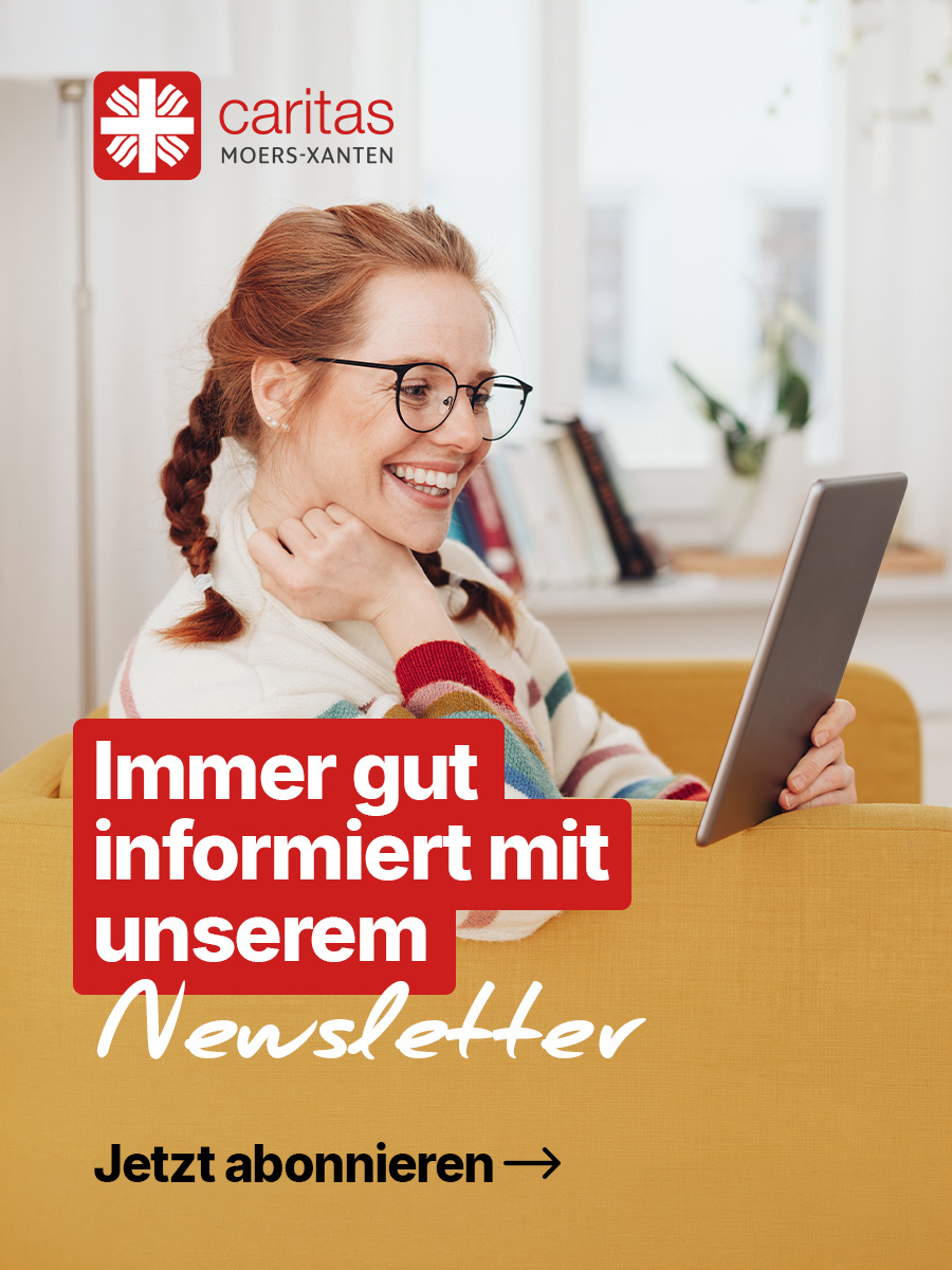 Frau auf der Couch mit Tablet