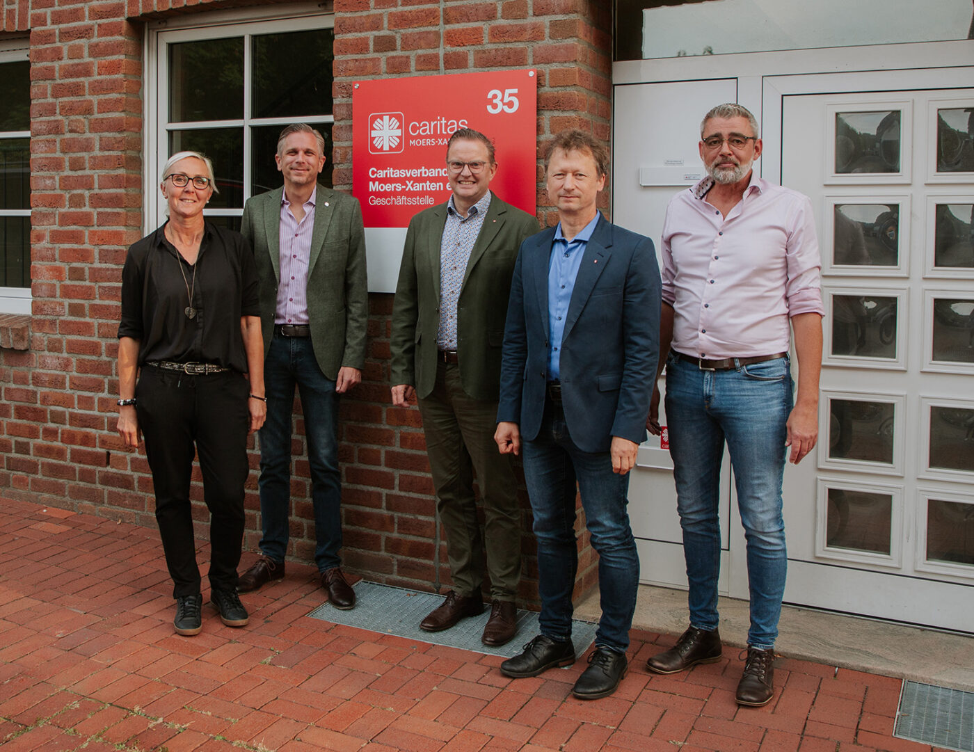 Gruppenfoto des Besuchs von Bundestagsabgeordneten Sascha van Beek