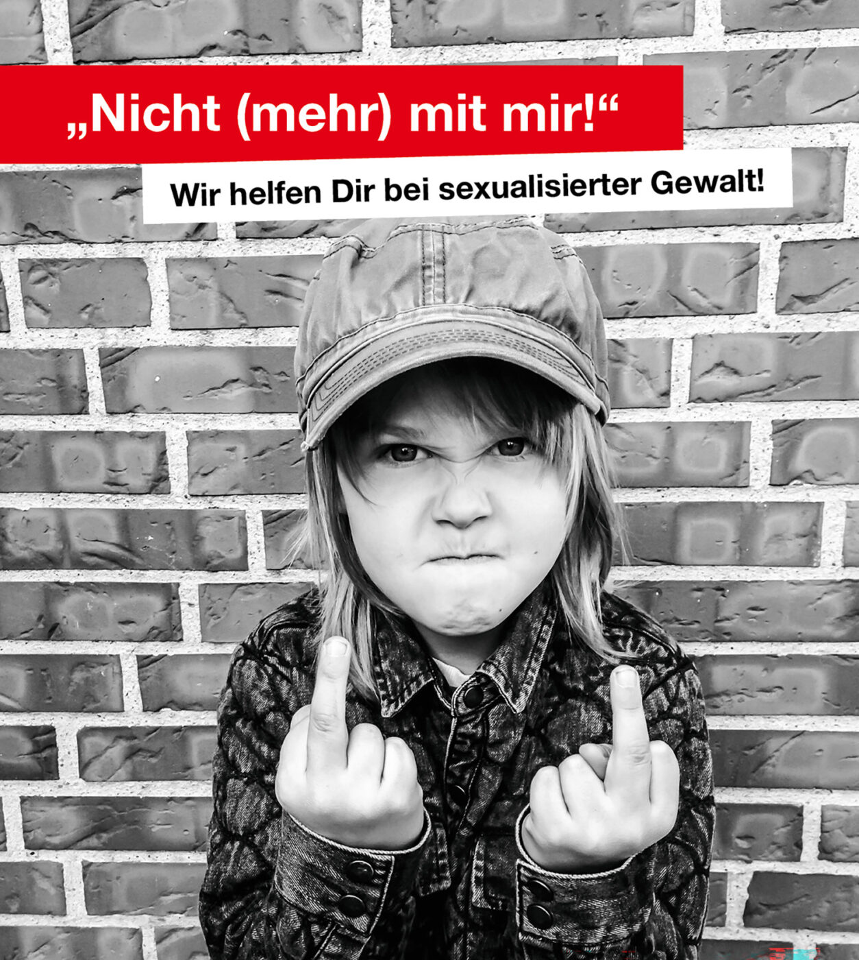 Kind mit Mittelfinger als Kampagnenmotiv gegen sexualisierte Gewalt