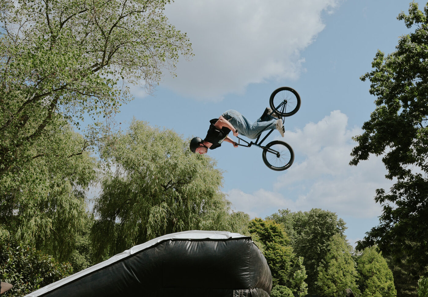 BMX-Radfahrer beim Airbag-Jump