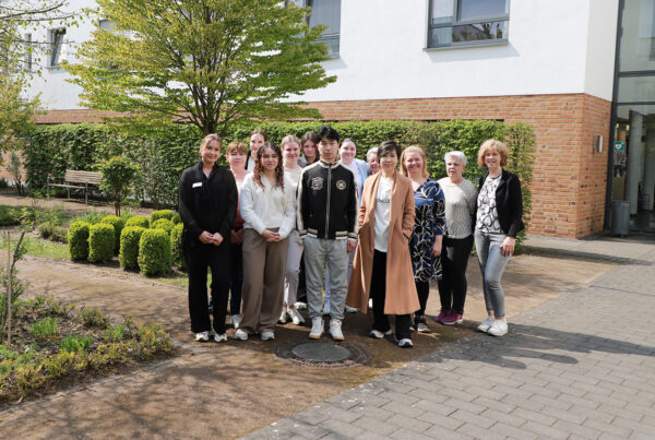 Auszubildende des Ausbildungsprojekt zusammen mit den Fachanleitungen und Ausbildungsbeauftragten der Caritas Moers-Xanten