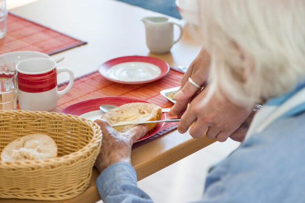 Seniorin beim Frühstück