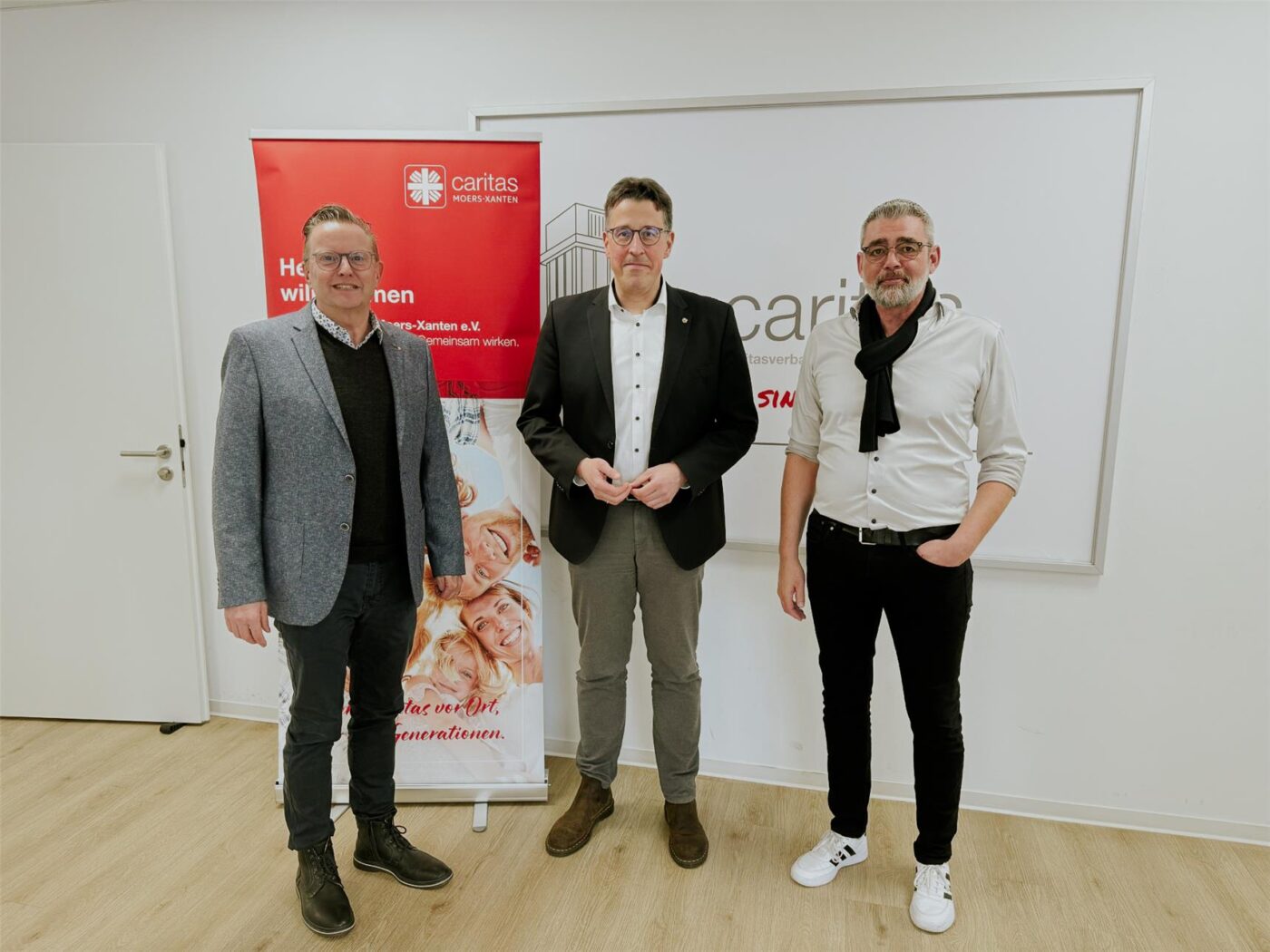 v.l.n.r: Marc Inderfurth (Vorstand Caritas Moers-Xanten), René Schneider (Landtagsabgeordneter), Klaus Roosen (Fachbereichsleiter Caritas Moers-Xanten)