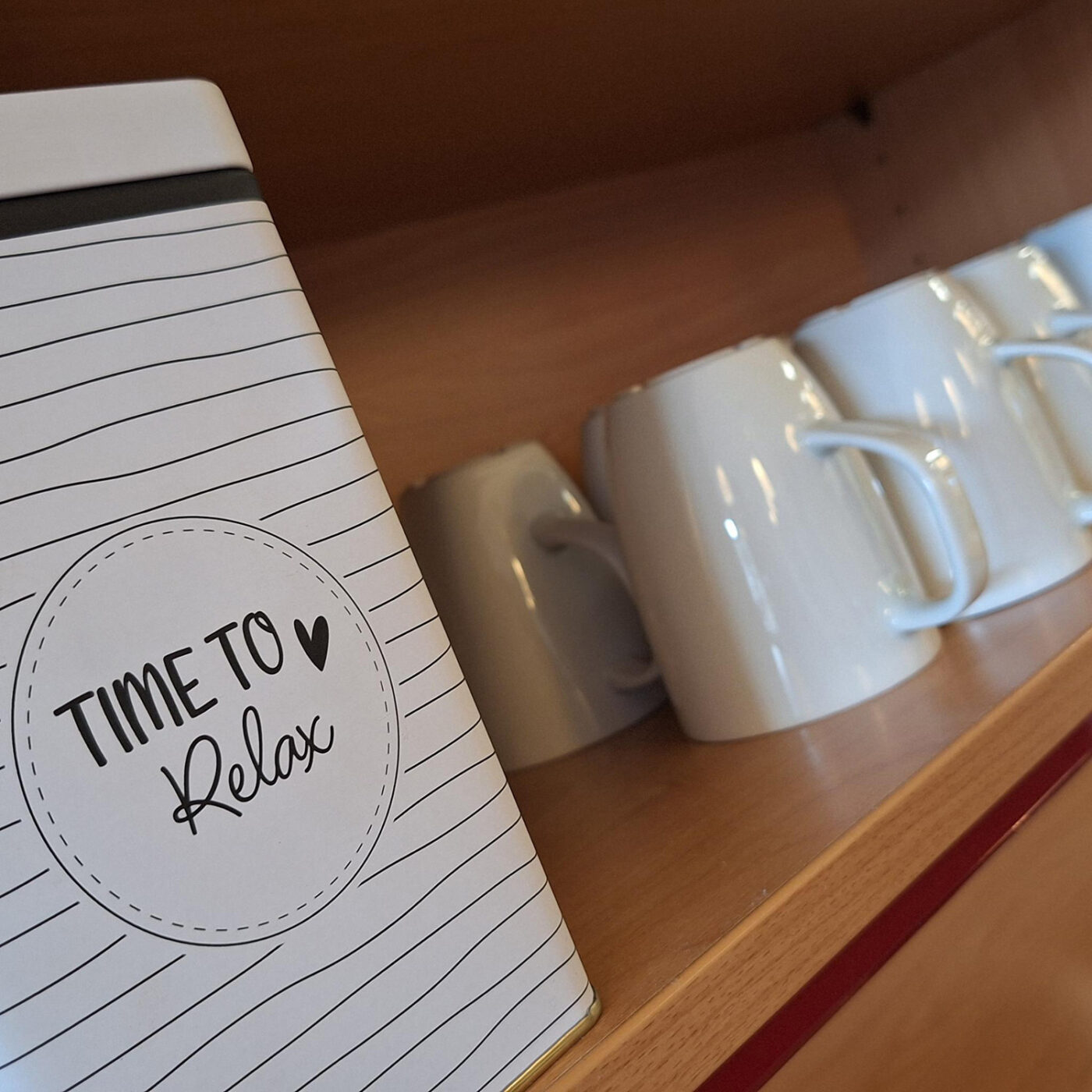 Kaffeetassen im Regal