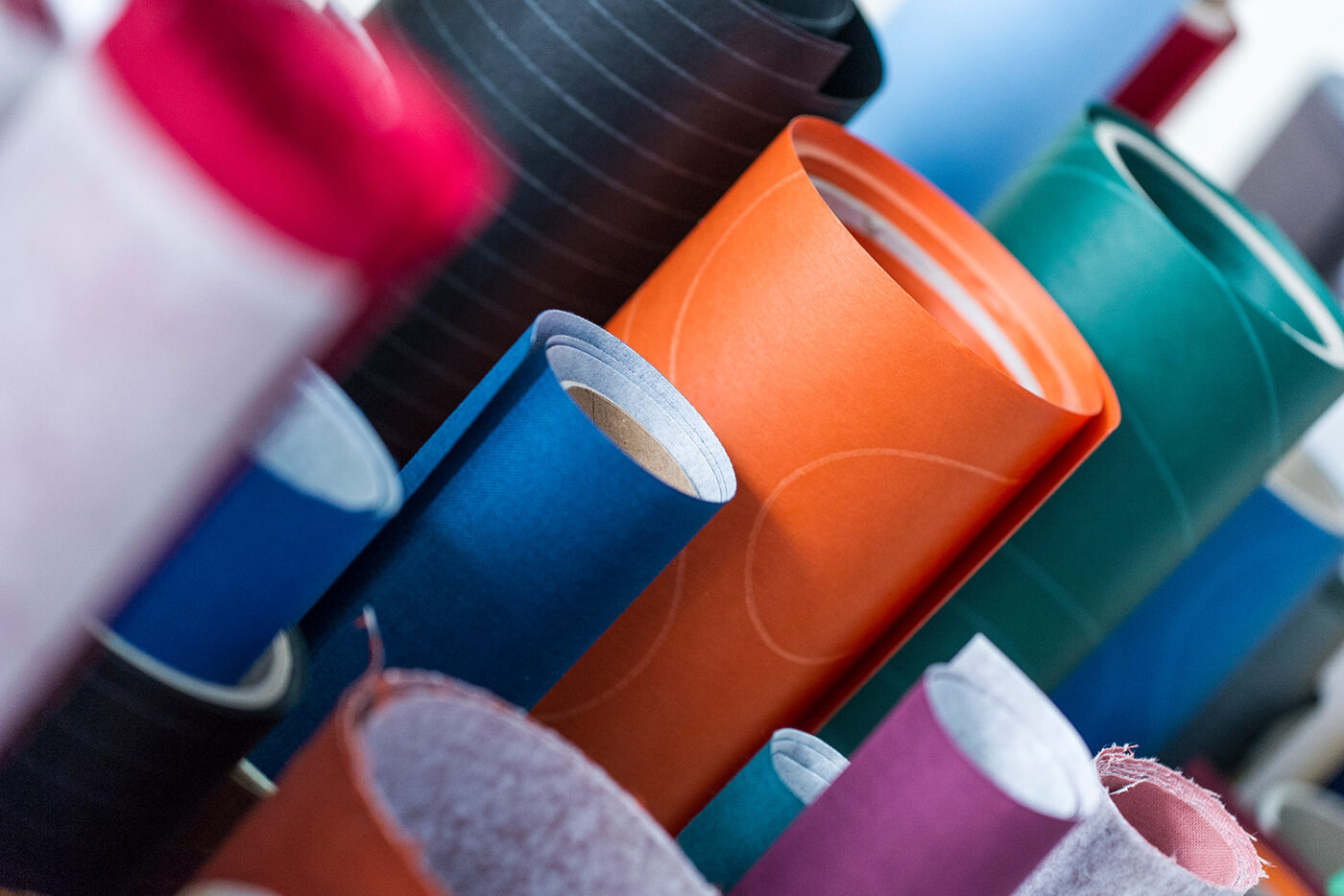 Papierrollen in der Papierwerkstatt des SPZ