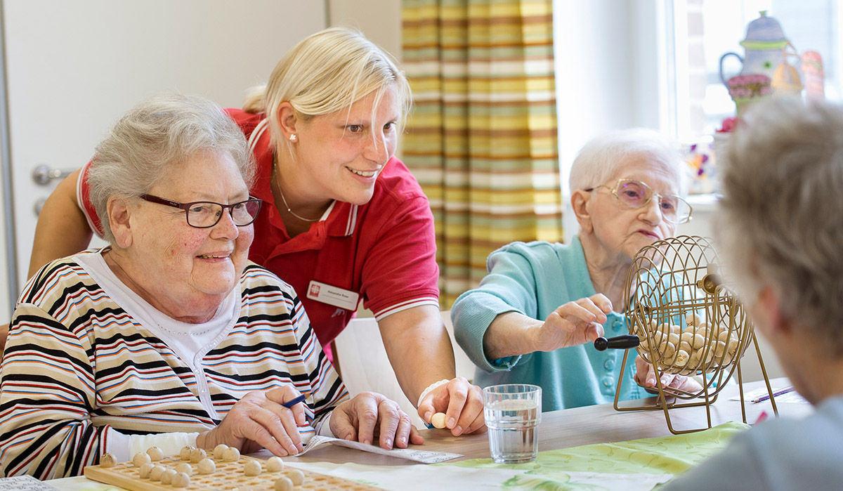 Caritas-Pflegefachkraft mit Seniorinnen