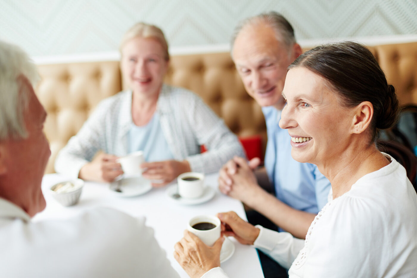 Senior*innen trinken Kaffee