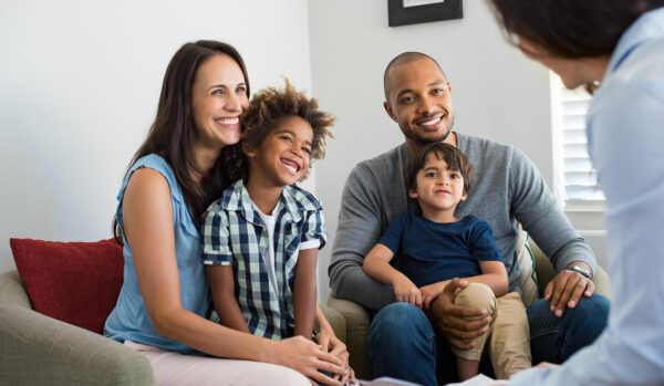Familie sitzt auf der Couch
