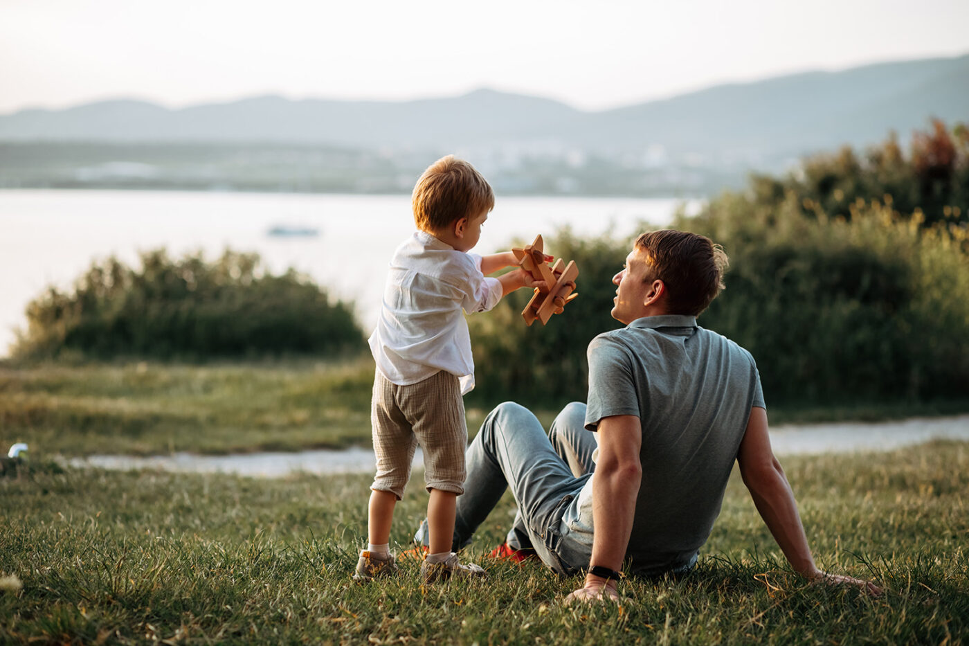 Vater und Sohn auf einer Wiese