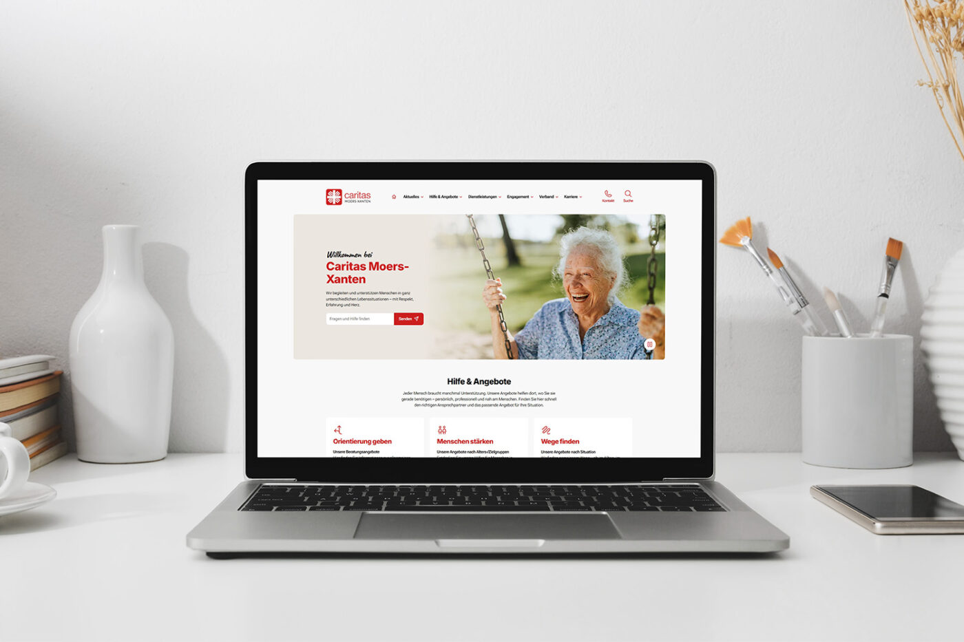 Website der Caritas Moers-Xanten auf einem Laptop