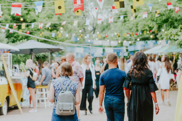 Personen laufen über ein Stadtfest