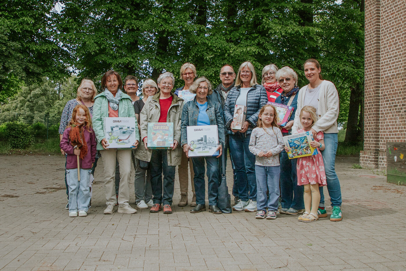 Spendenübergabe von Spielen an die OGS der Gemeinschaftsgrundschule am Rheinbogen in Orsoy