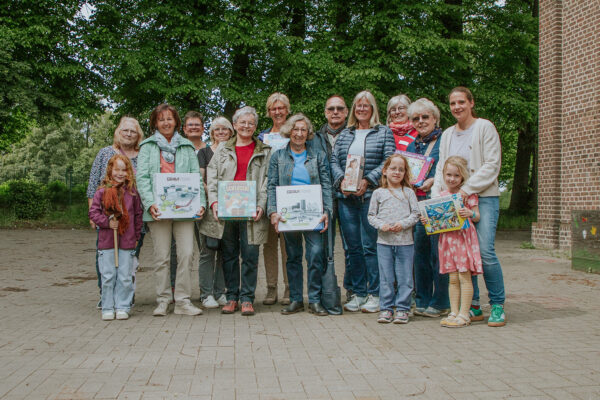Spendenübergabe von Spielen an die OGS der Gemeinschaftsgrundschule am Rheinbogen in Orsoy